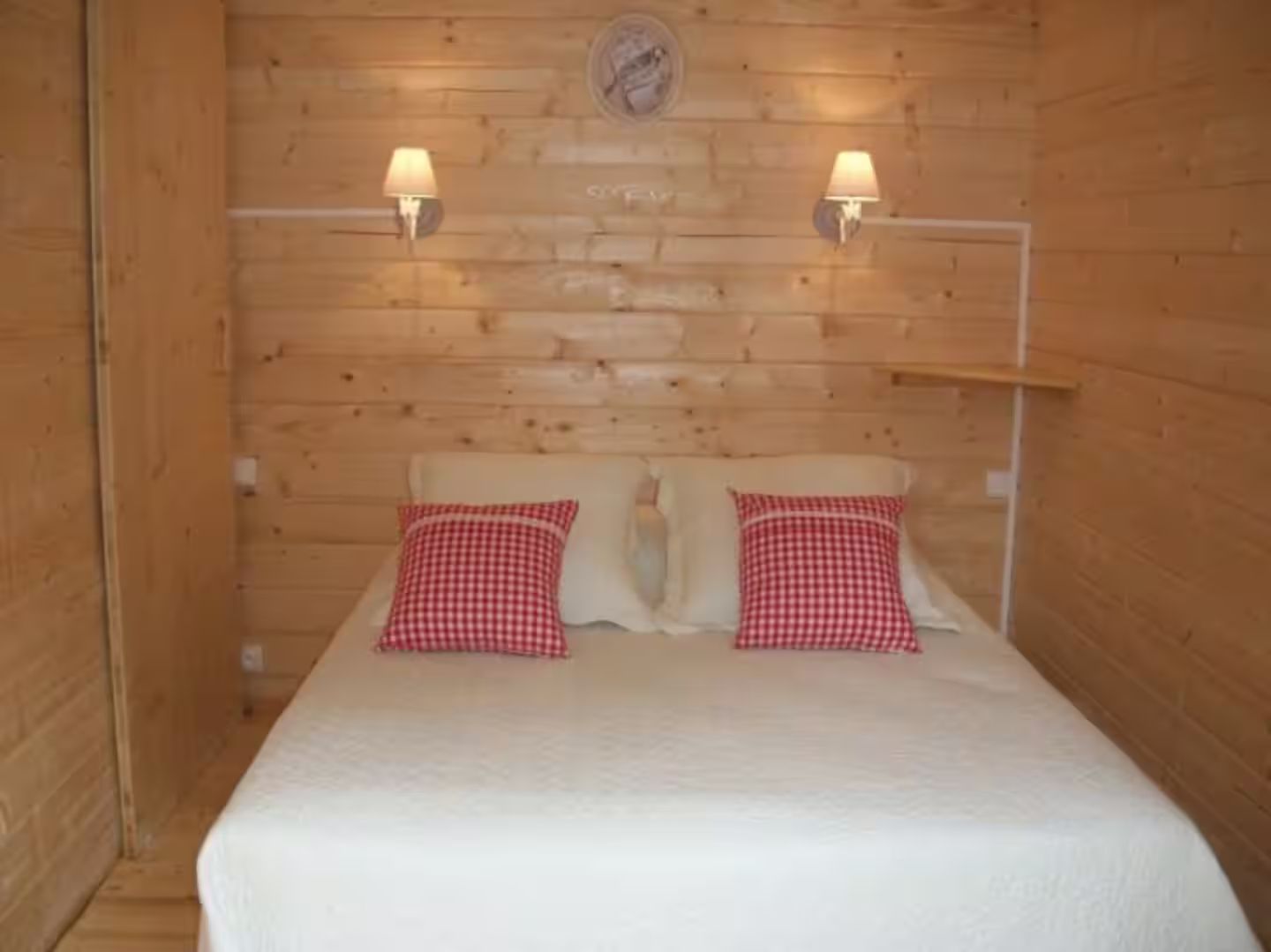 Chambre de la cabane avec lit double