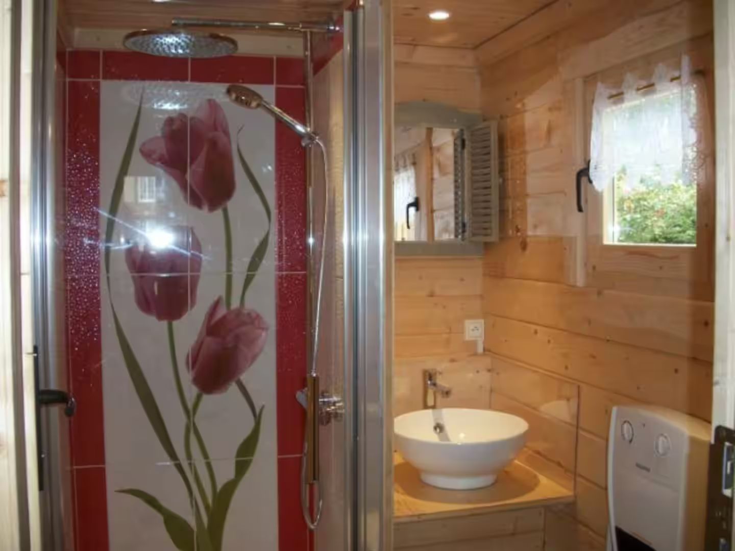 salle de bain avec cabine de douche