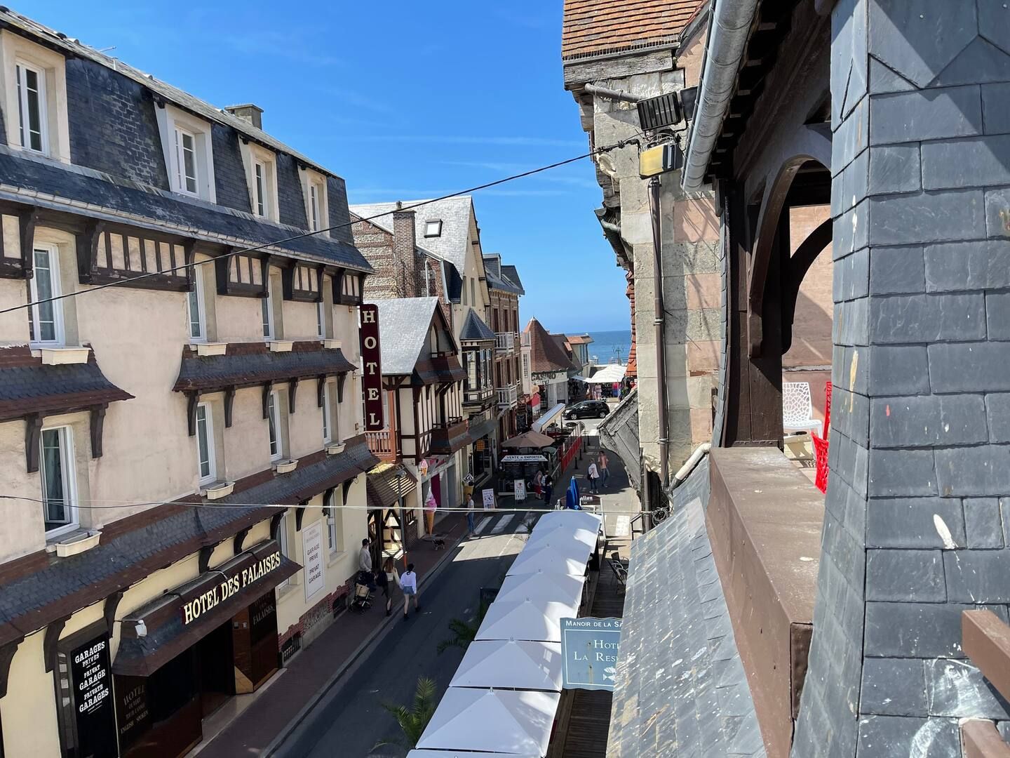 Vue sur la rue en direction de la mer à Etretat