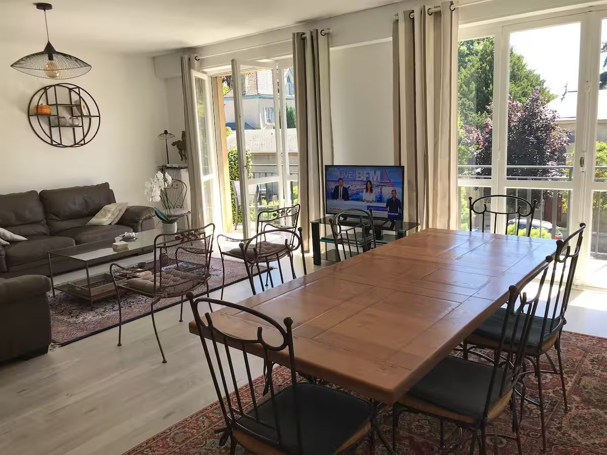 Intérieur du gite bord de mer le havre séjour salon table pour 6 personnes canapé télé