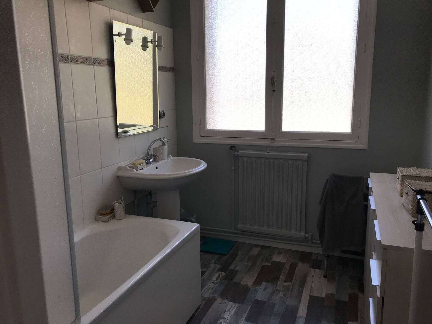 Salle de bain du gite baignoire lavabo