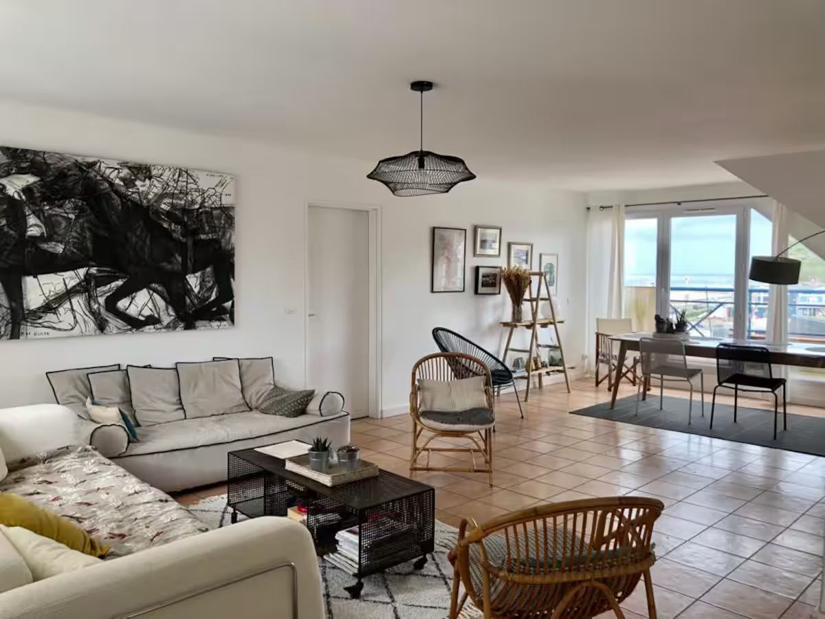 Autre photo du salon du gite avec vue sur la mer de Fécamp