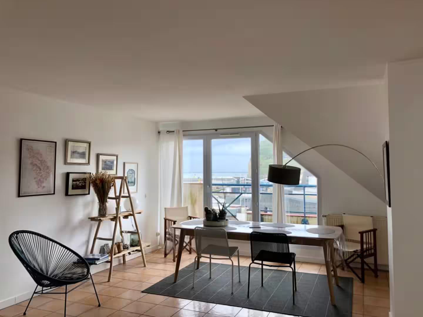 Photo du salon du gite vue sur le balcon