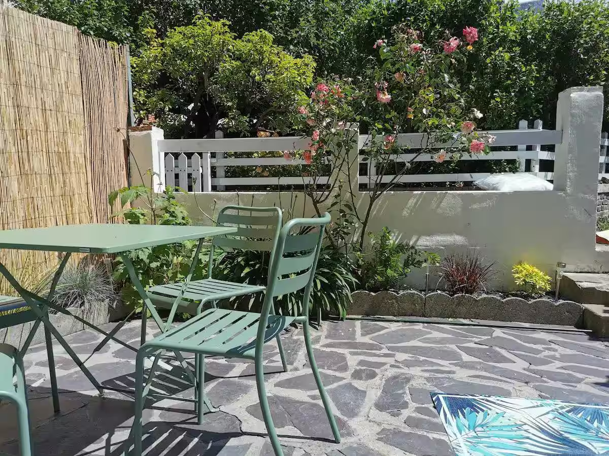 Terrasse du gite Les Galets à Etretat