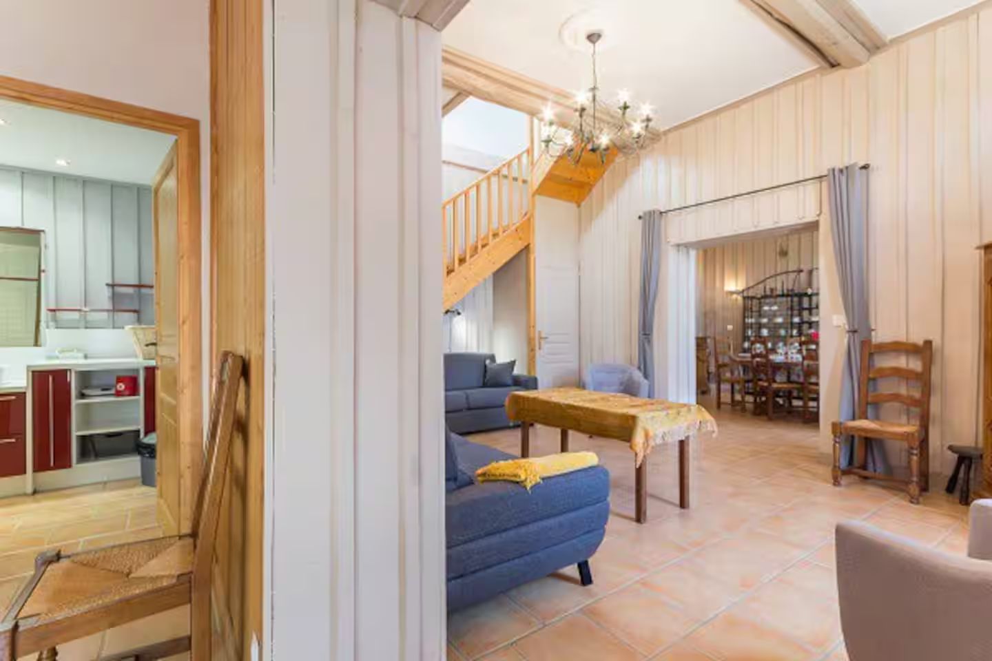 Autre vue du séjour salon du gite canapé et table