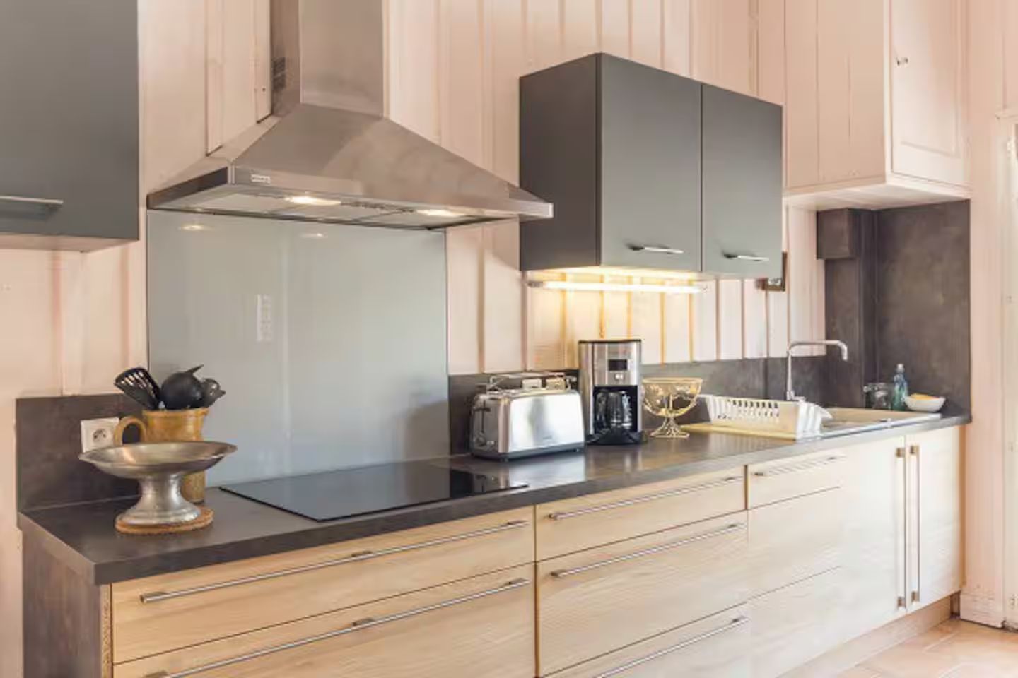 Cuisine du gite grille pain hotte cafetière