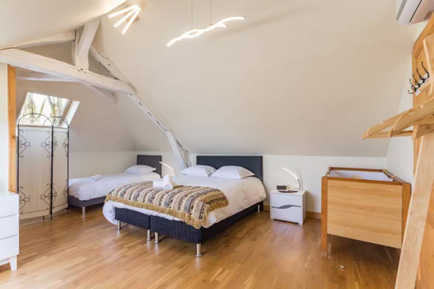 Chambre avec lit double et un lit simple à côté pour un enfant