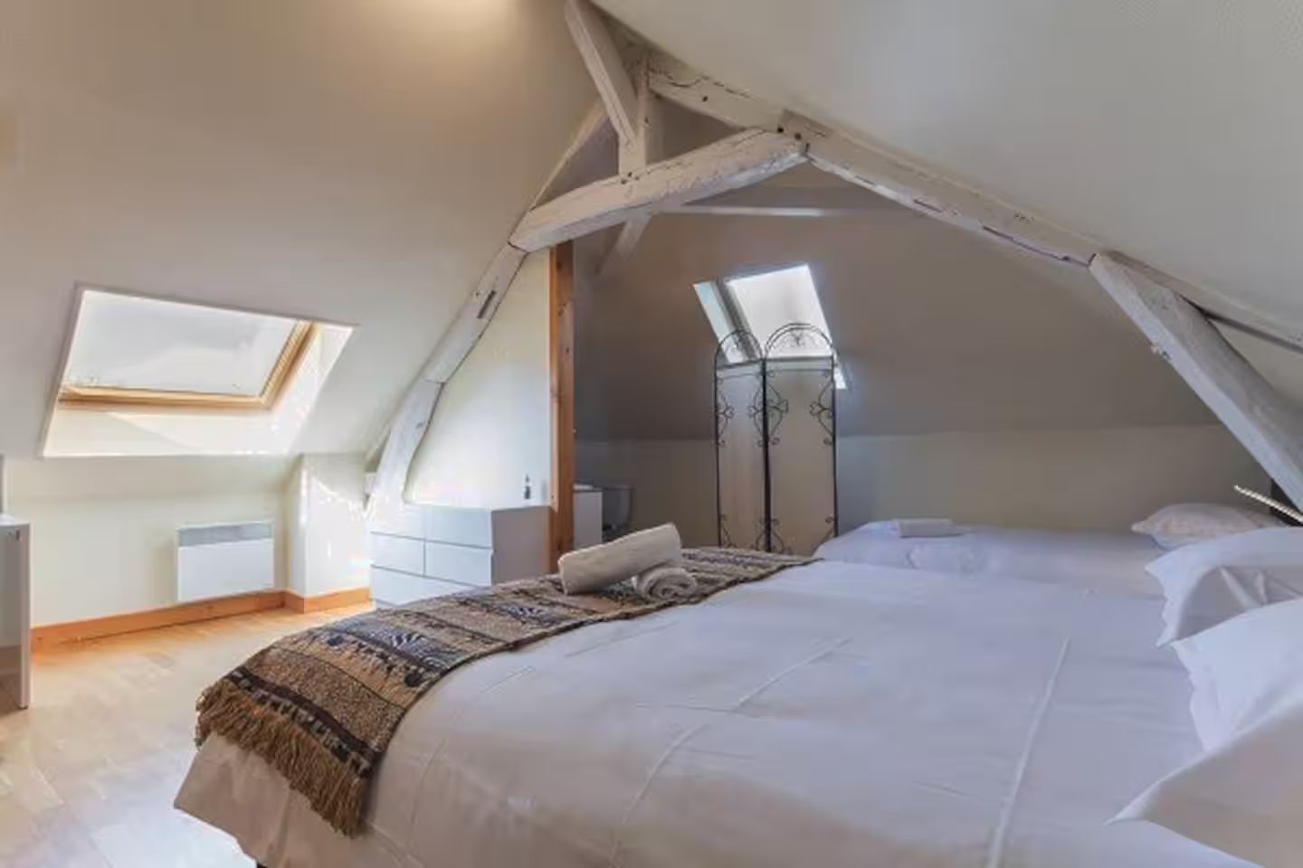 Autre vue de la chambre avec lit double et simple