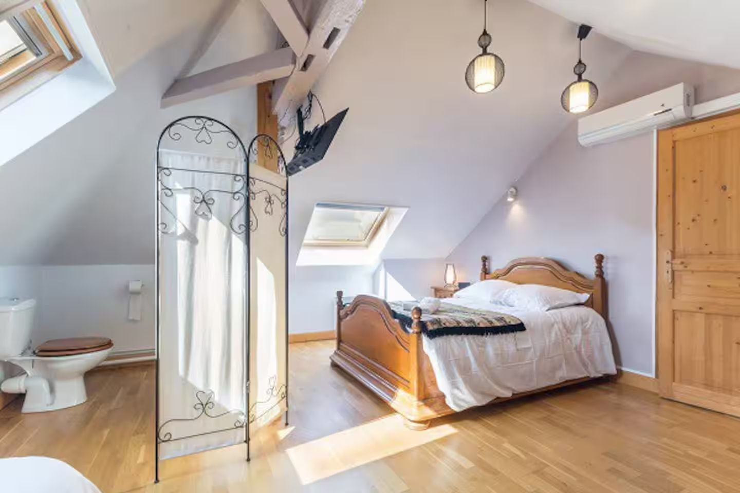 Chambre avec lit double et WC