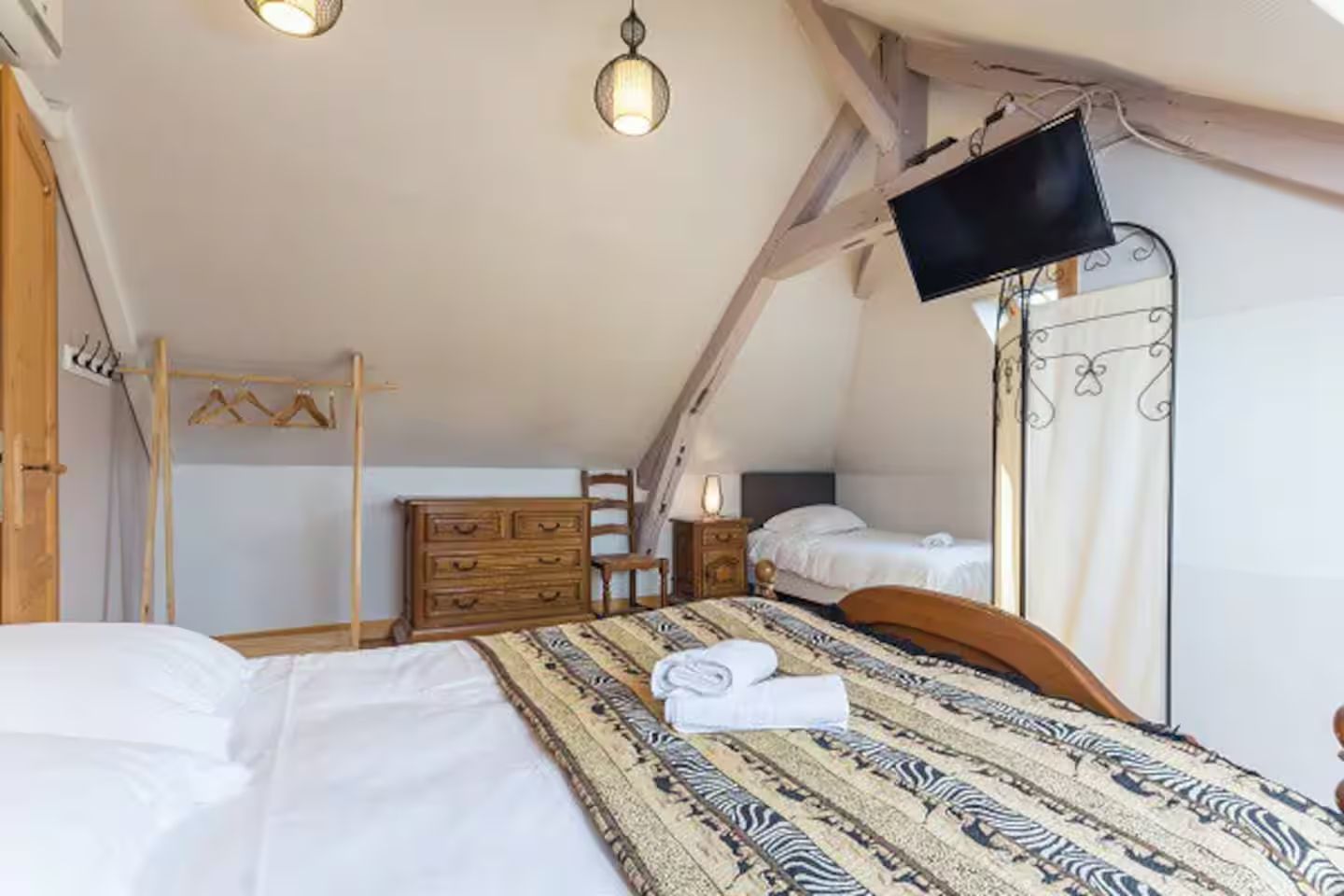 Autre chambre avec lit double et WC et lit simple