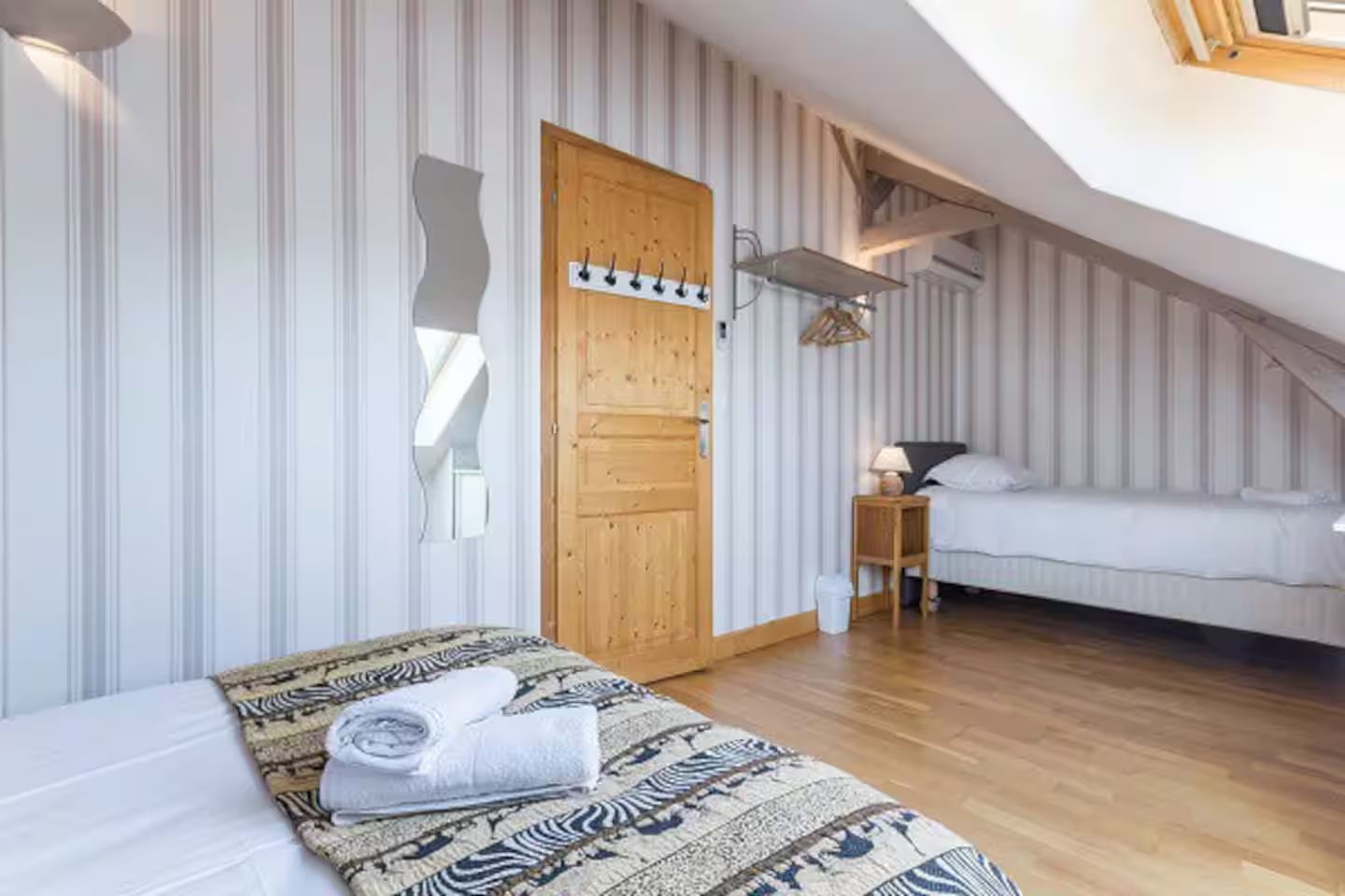 Autre chambre avec lit double et lit sim^le