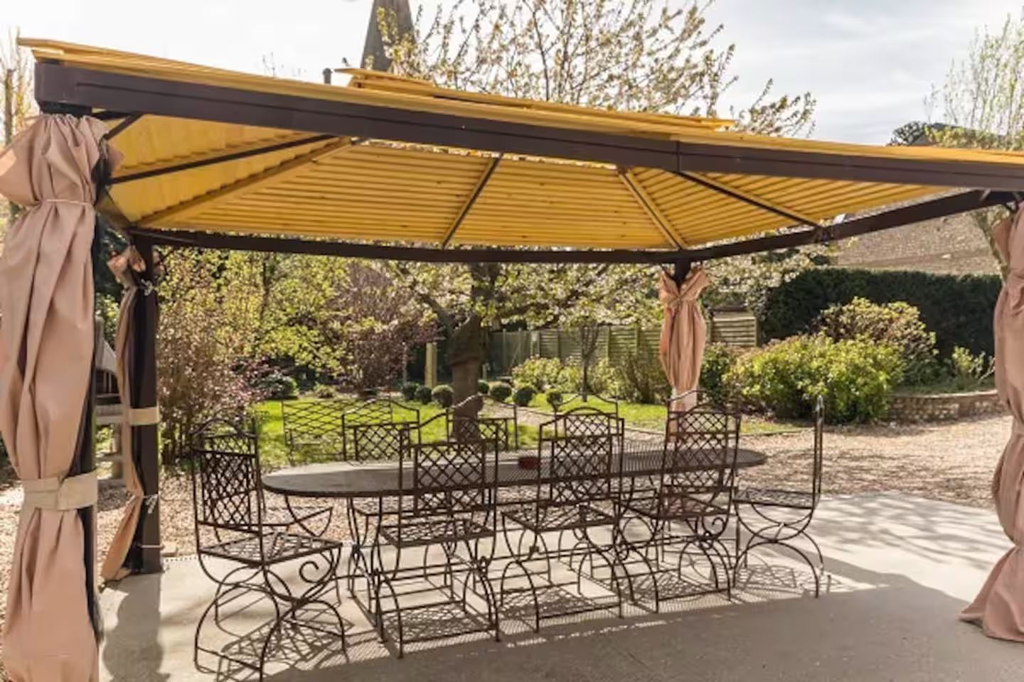 Terrasse avec pergolas pour 10 personnes sur la table