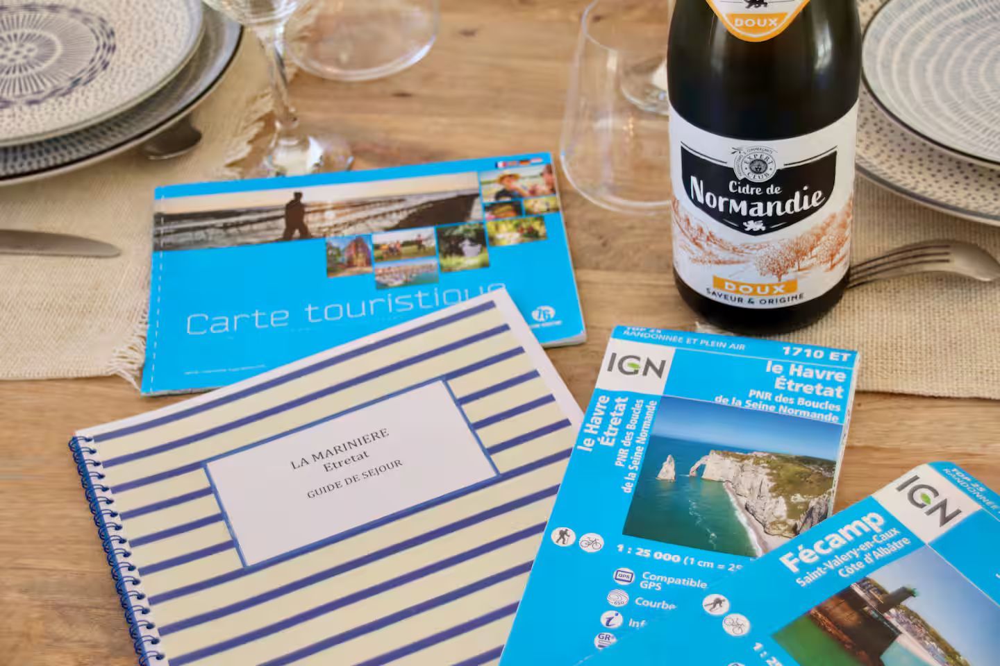 Une bouteille de champagne est posée sur une table à côté d'un livre.