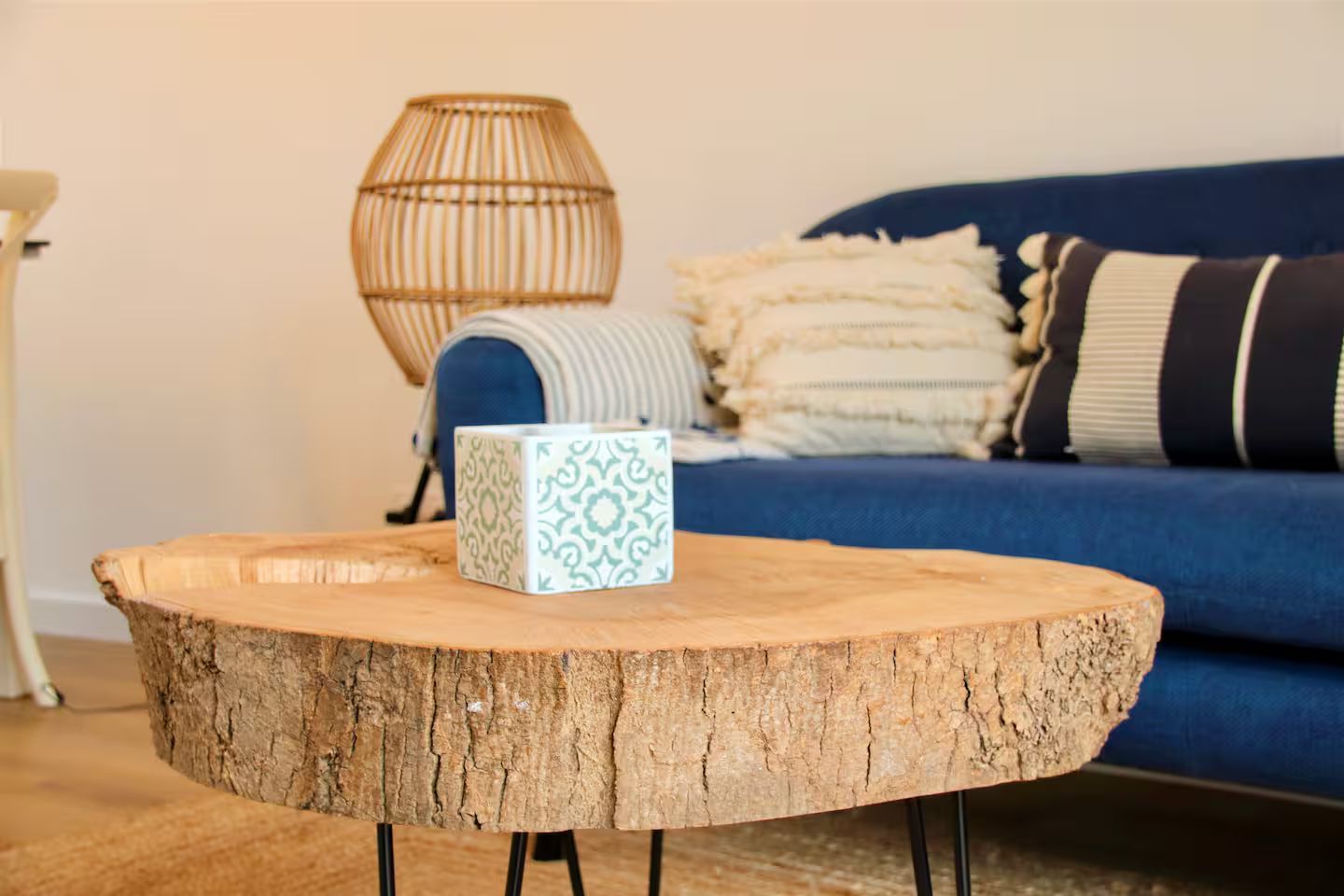 Un salon avec un canapé bleu et une table en bois