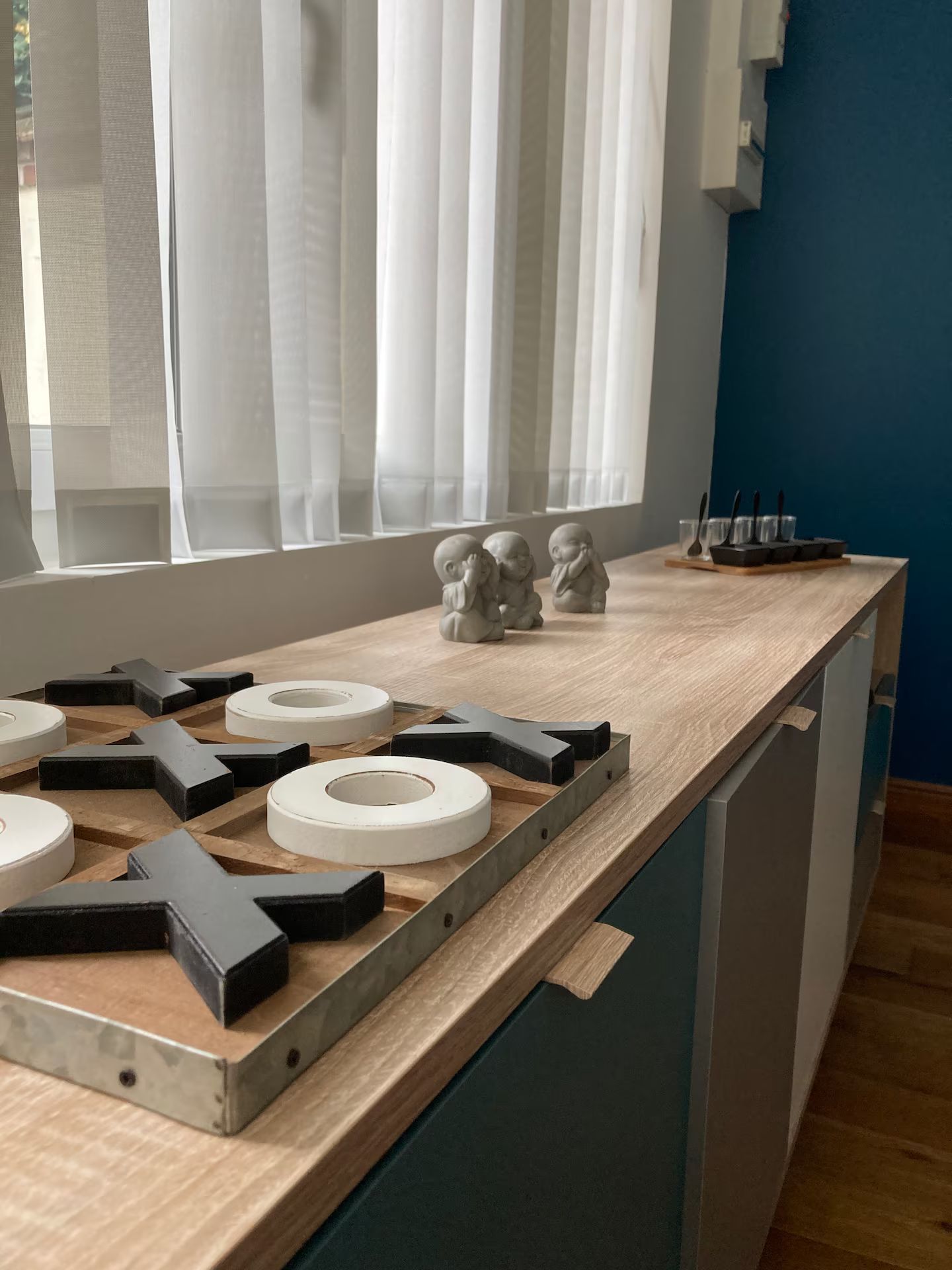 Une table en bois avec des lettres dessus devant une fenêtre