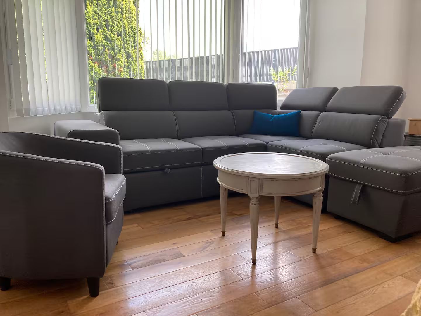 Un salon avec un canapé, des chaises et une table basse.