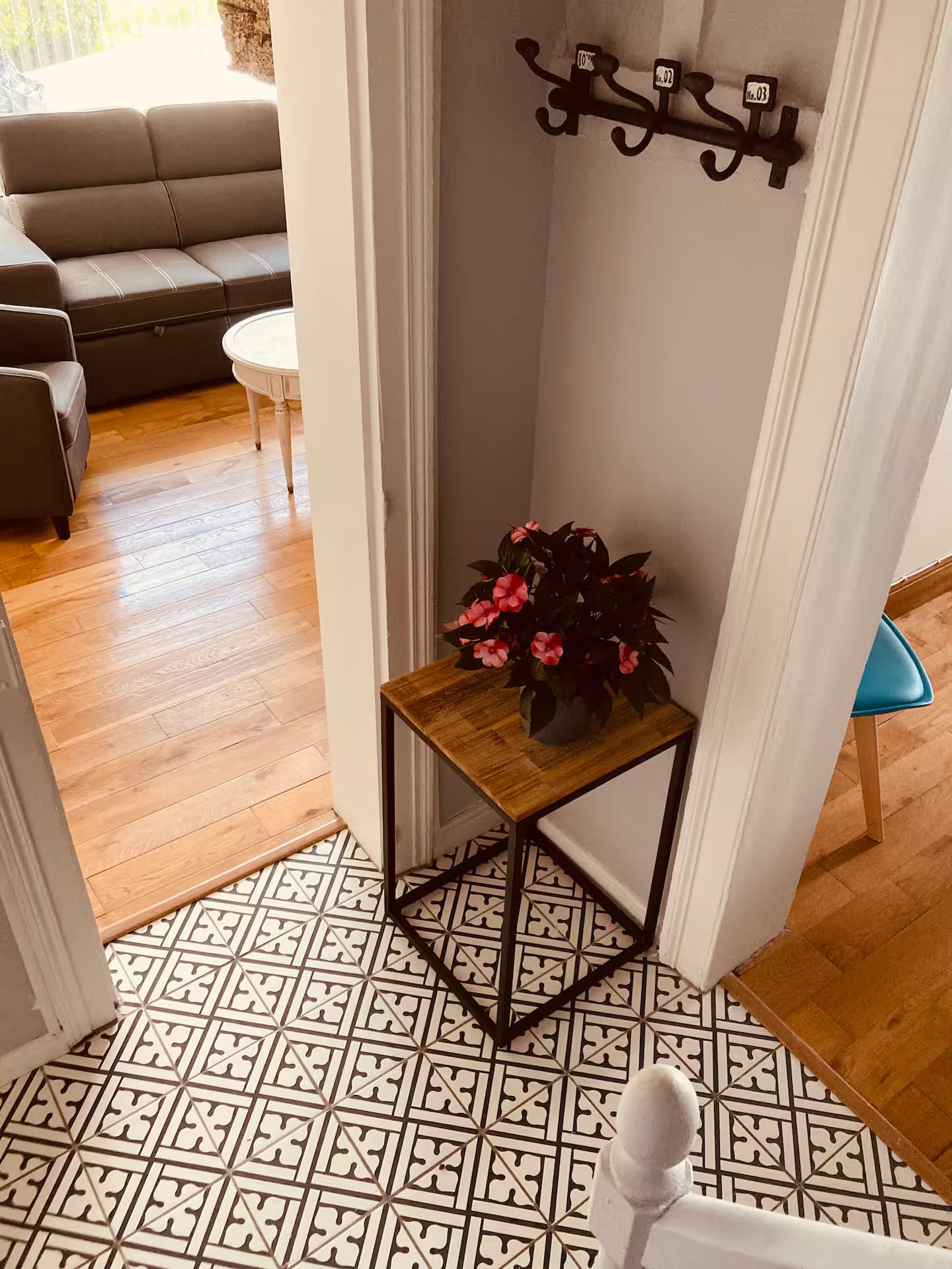 Il y a une table avec des fleurs dessus dans le couloir.