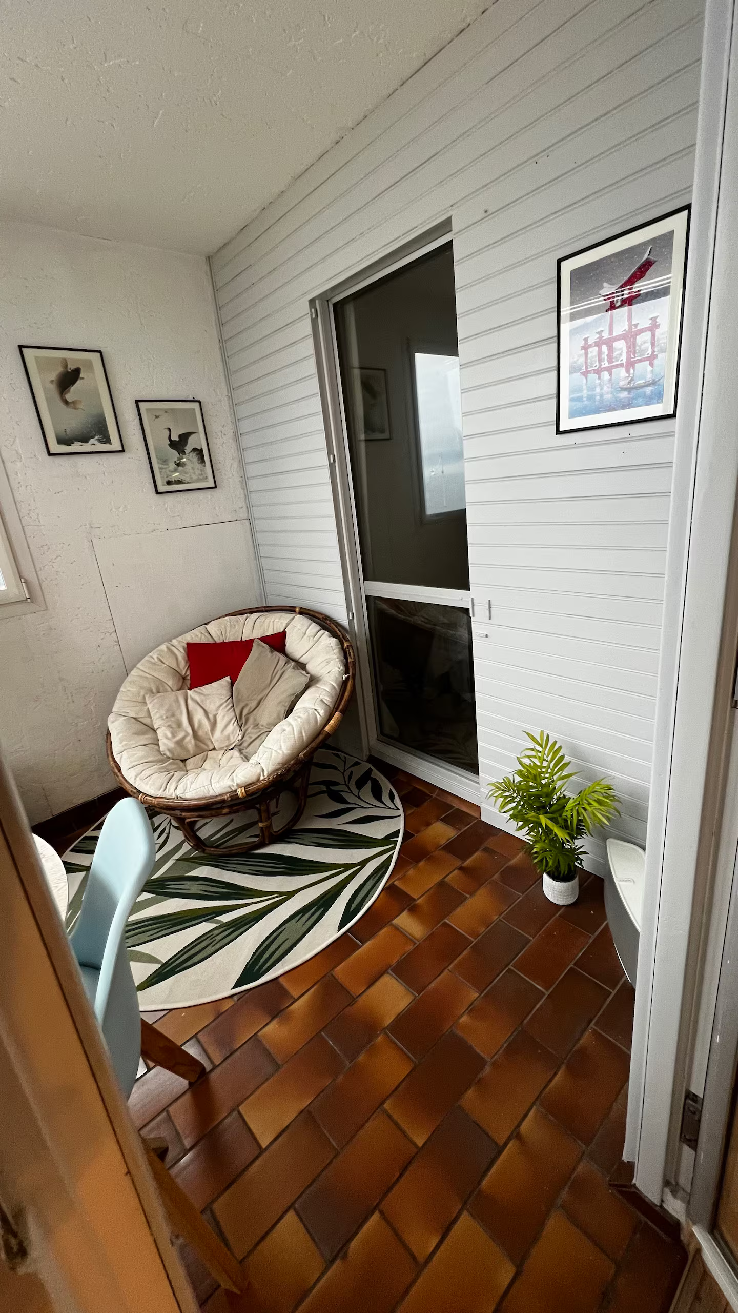 Une pièce avec une chaise et un tapis sur le sol.