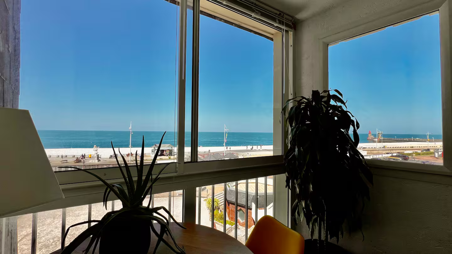 Un salon avec vue sur l'océan.