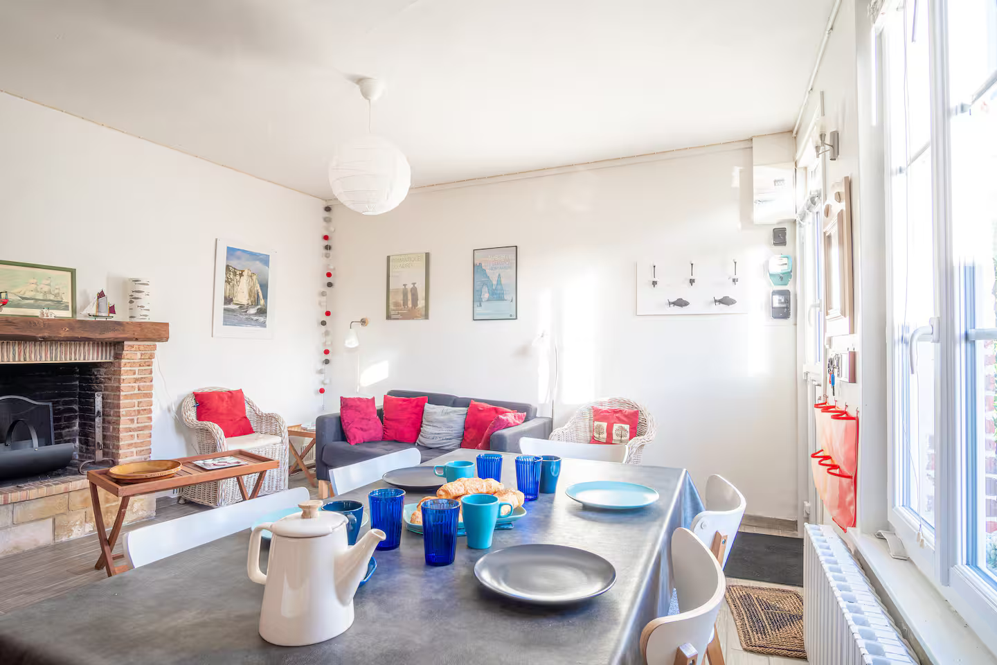 Un salon avec une table à manger et des chaises et une cheminée.