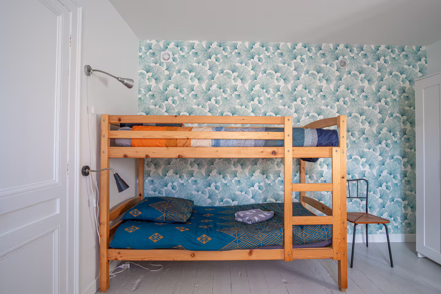 Il y a un lit superposé au milieu de la pièce.