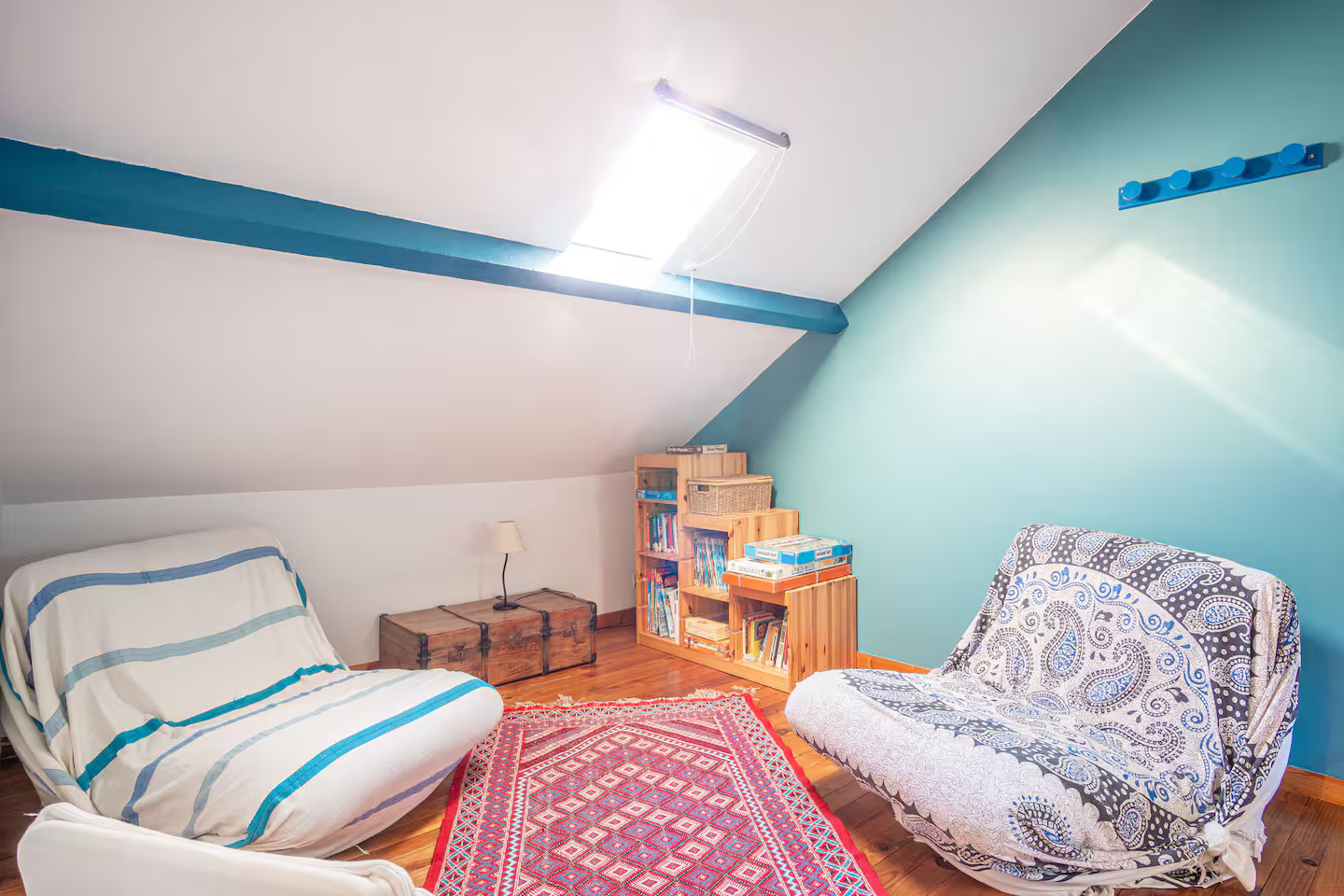 Un salon avec deux chaises et un tapis.