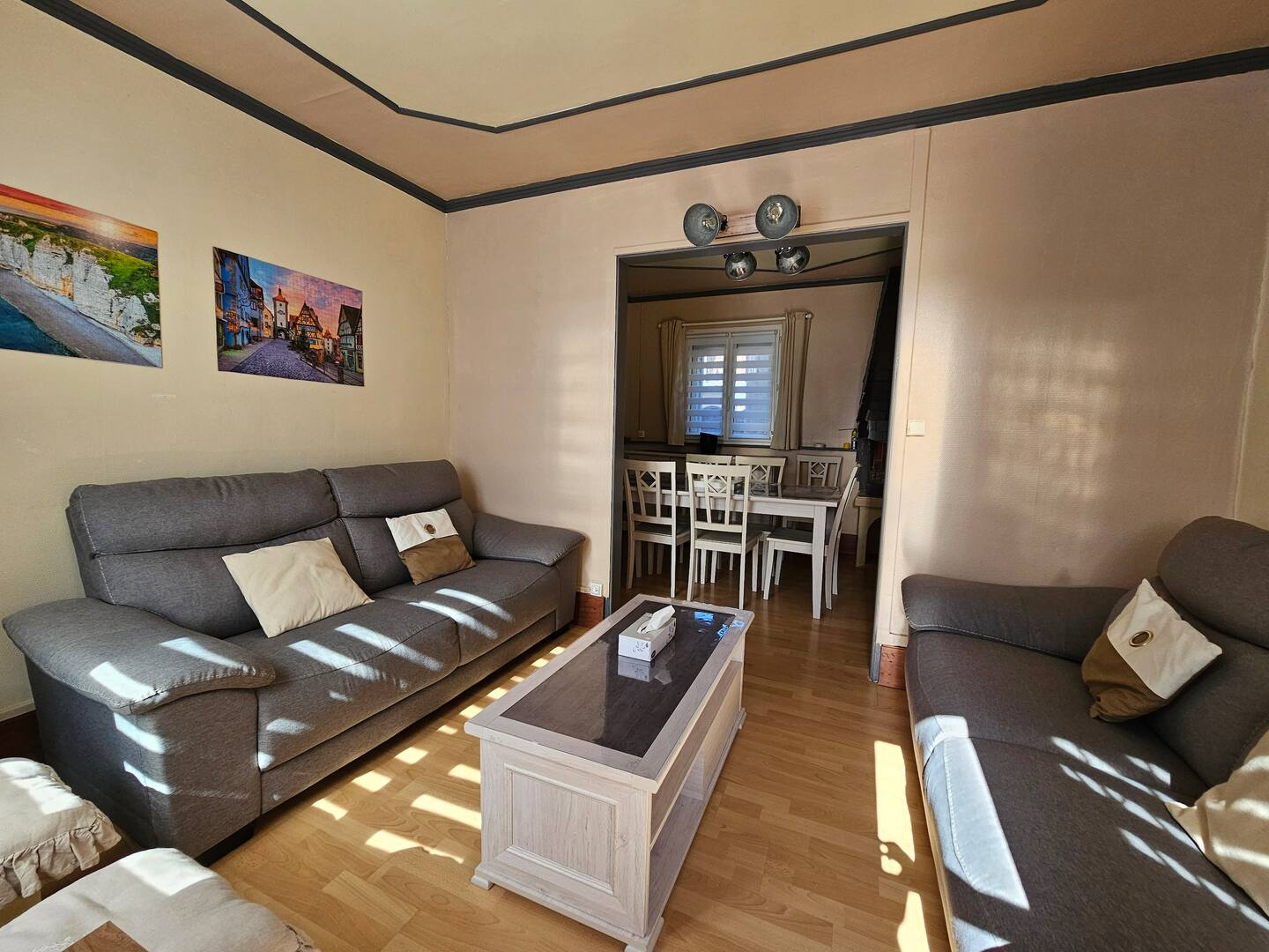 Un salon avec deux canapés et une table basse