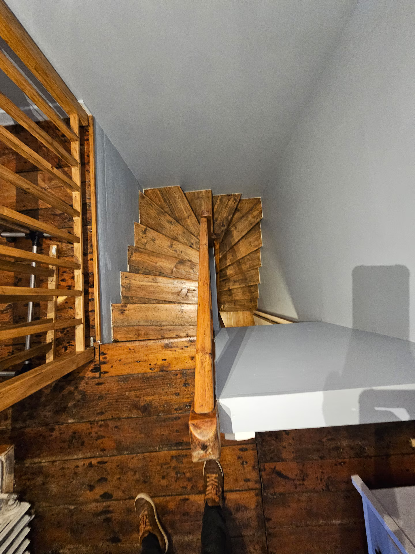 Un escalier en colimaçon en bois menant au deuxième étage d'une maison