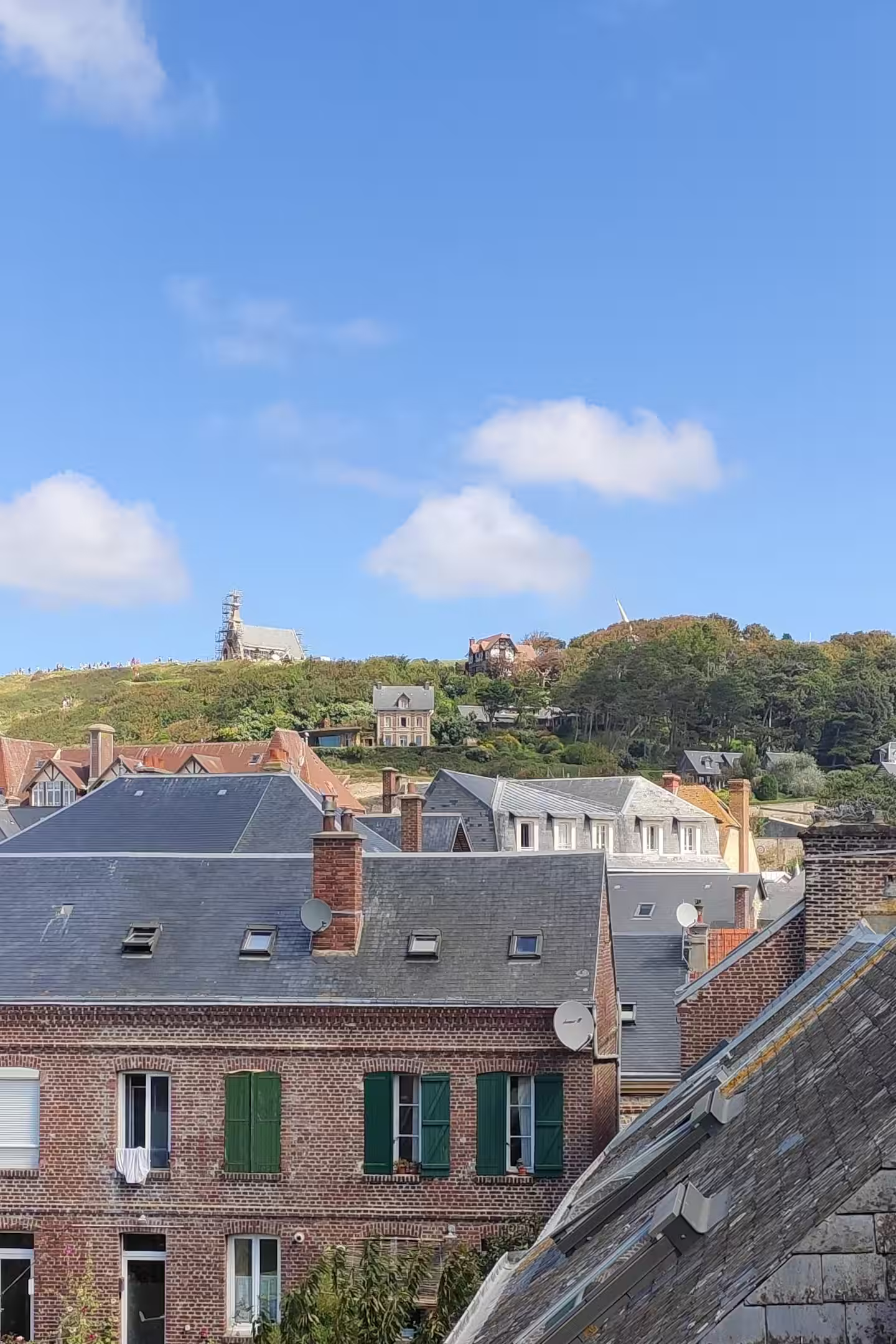 Une vue d'une ville depuis le toit d'un immeuble.
