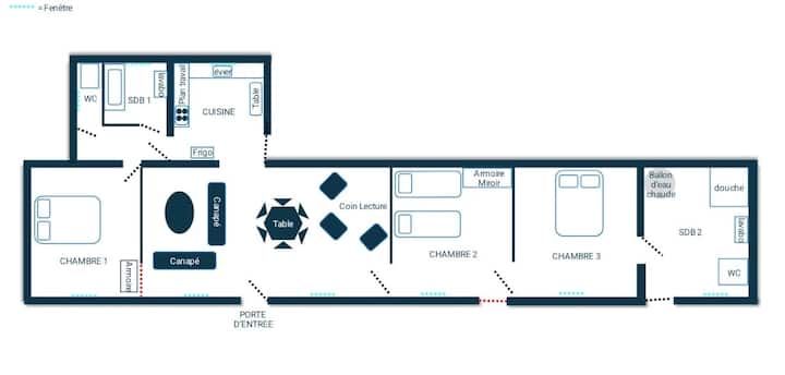 Plan d'une maison avec quatre chambres, une cuisine, un séjour et des salles de bains. Lignes bleues sur fond blanc.