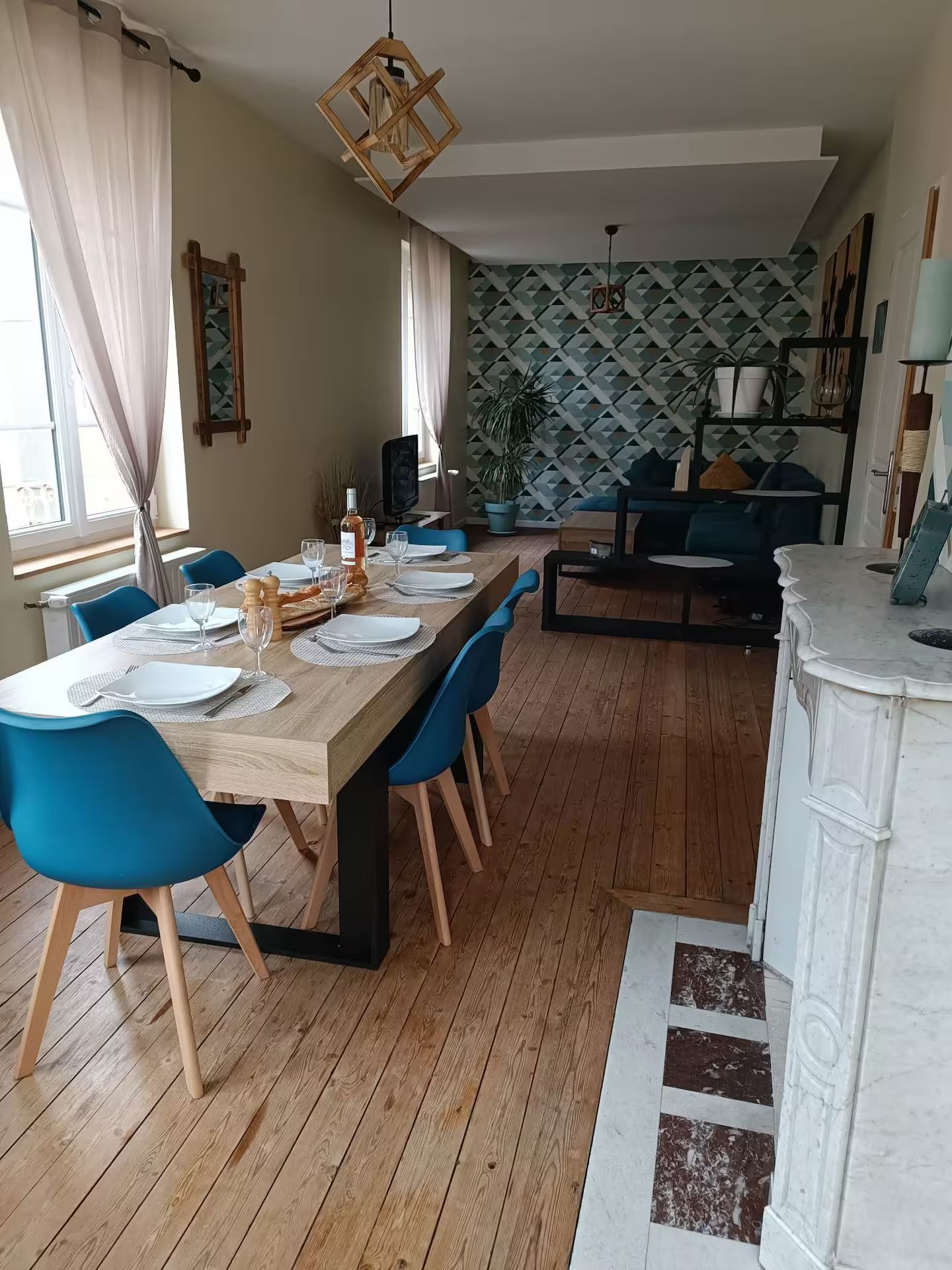 Un salon avec une table et des chaises et une cheminée.