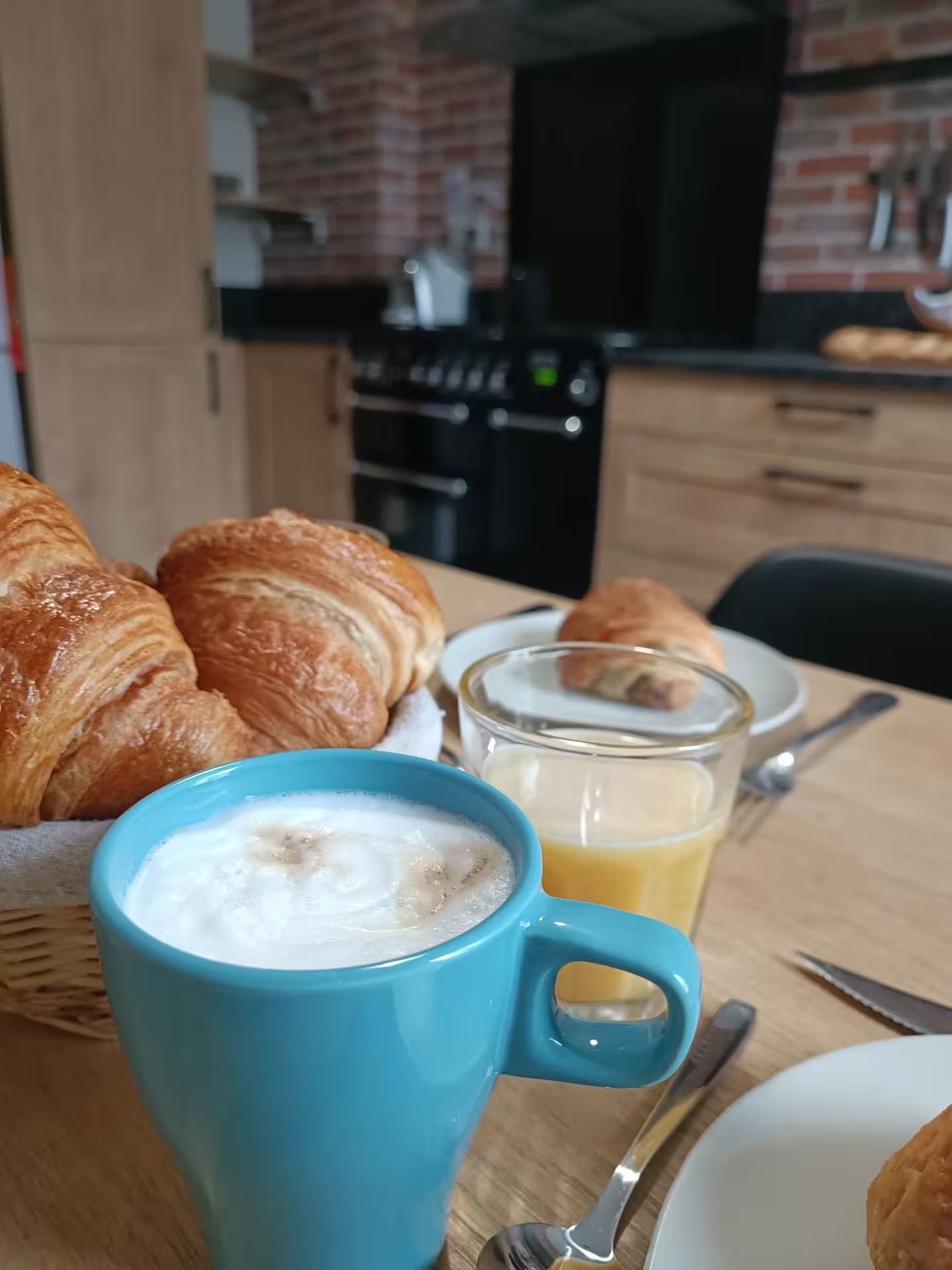 Il y a une tasse de café et des croissants sur la table.