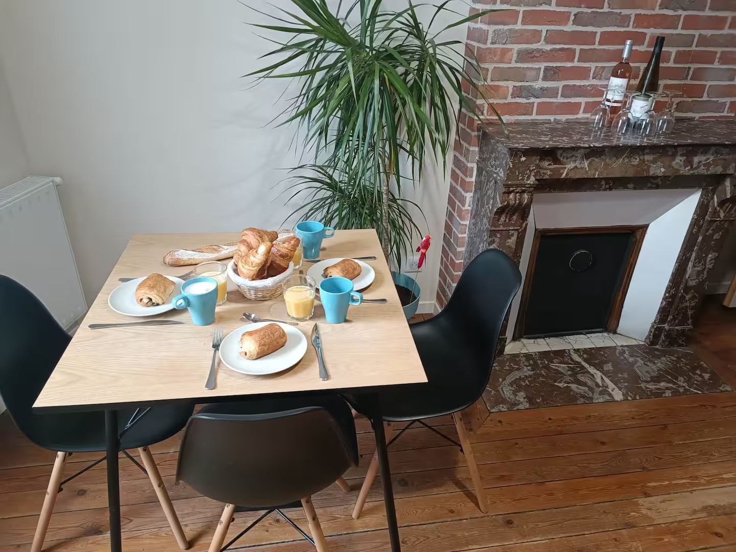 Il y a une table avec des assiettes de nourriture dessus devant une cheminée.