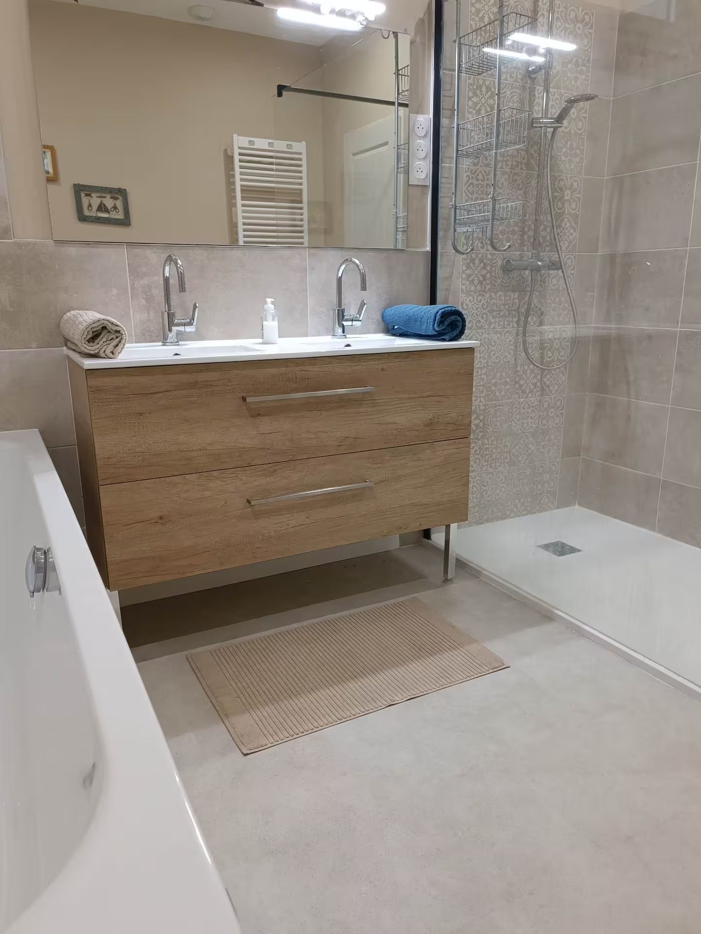 Une salle de bain avec deux lavabos, une baignoire et une douche à l'italienne.