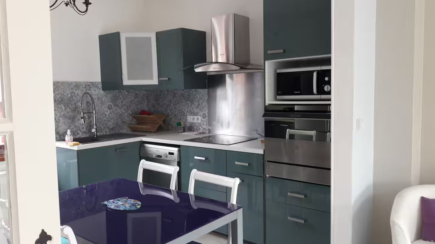 Une cuisine avec une table et des chaises