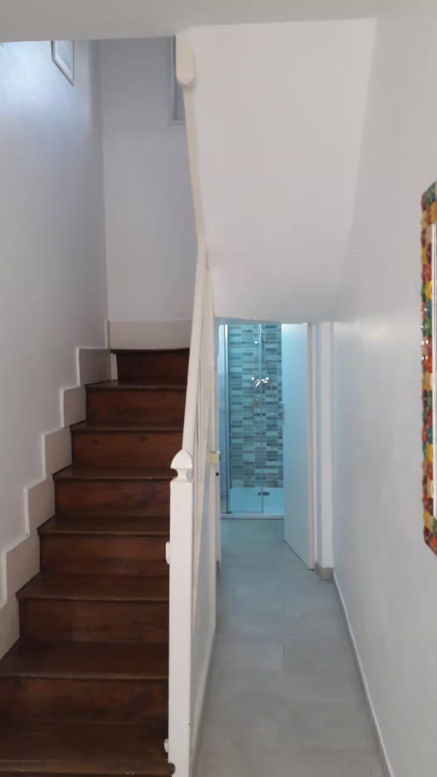 Un couloir avec des escaliers menant au deuxième étage