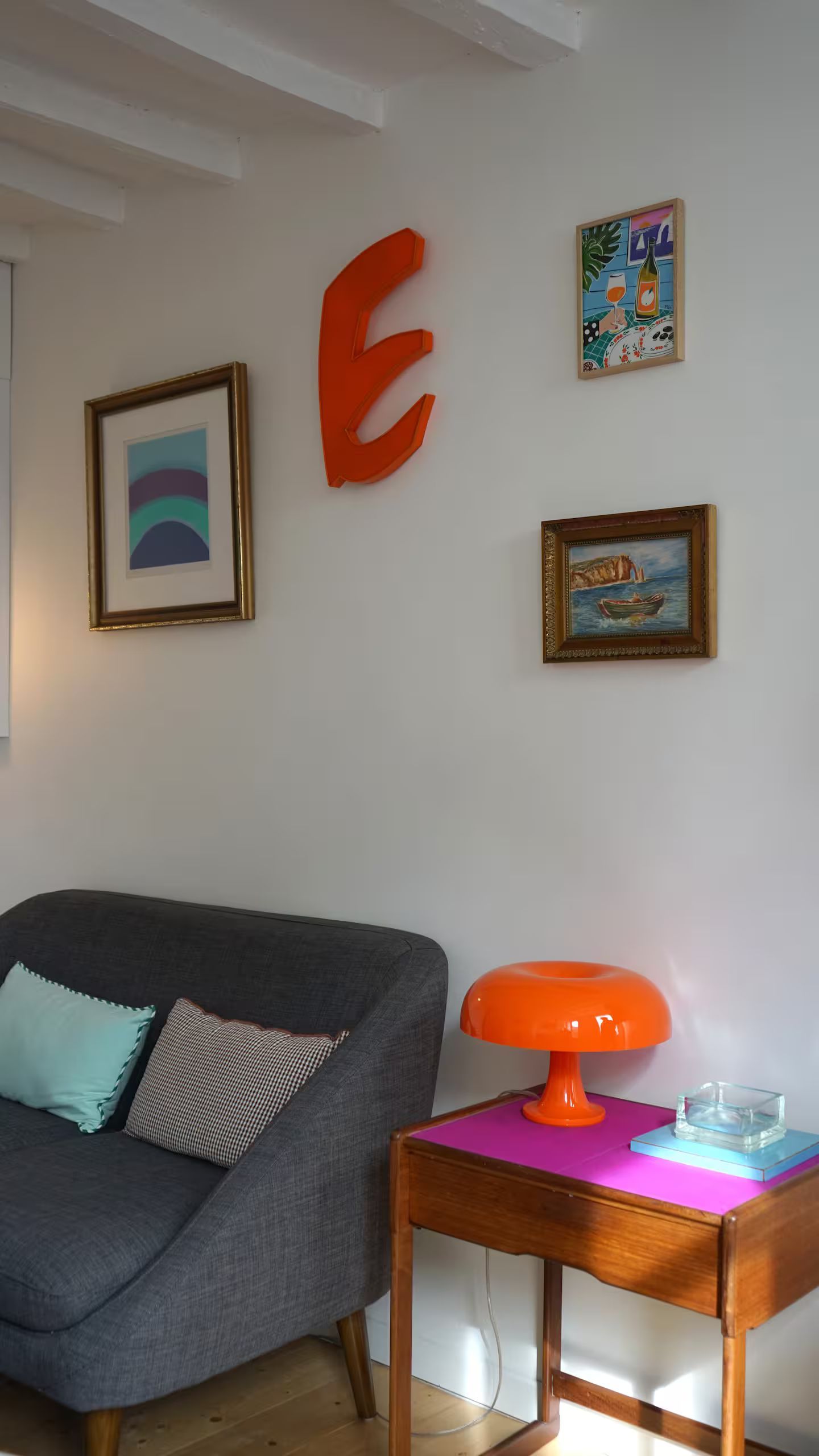 Un salon avec une lettre e orange sur le mur