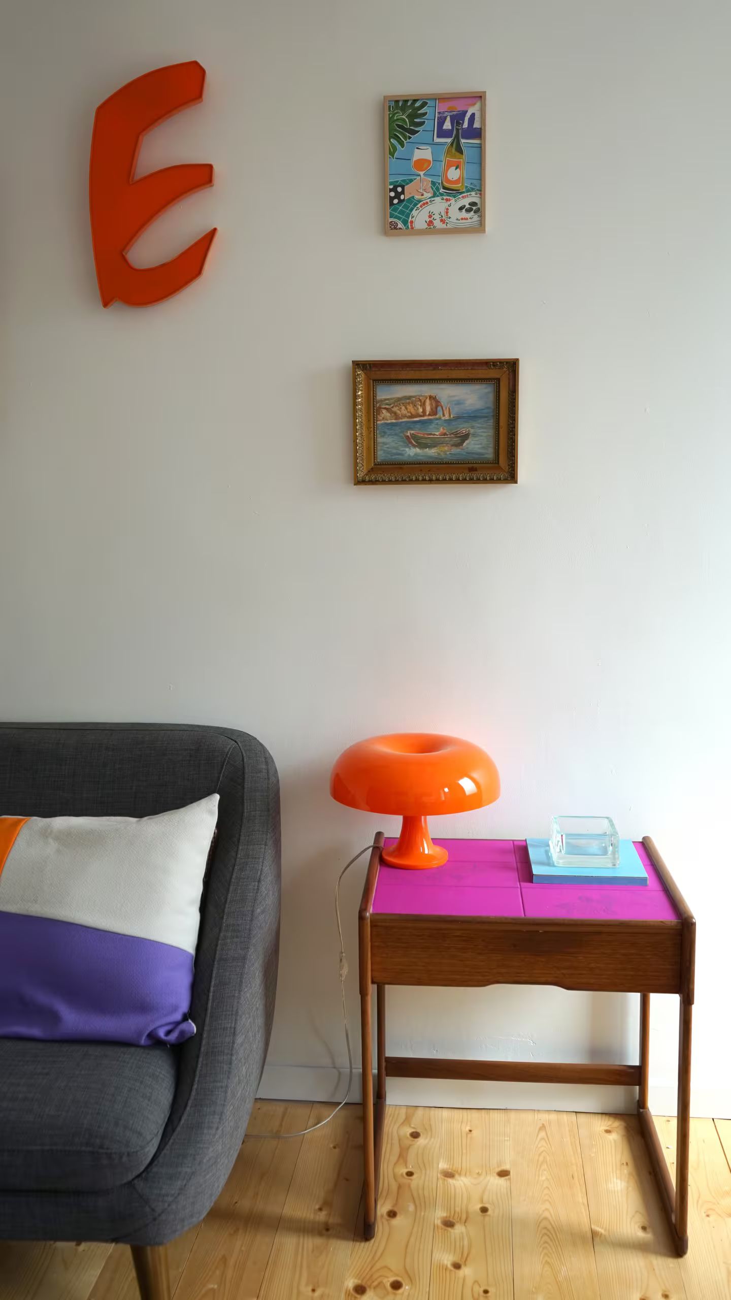 Un salon avec une lettre e orange sur le mur