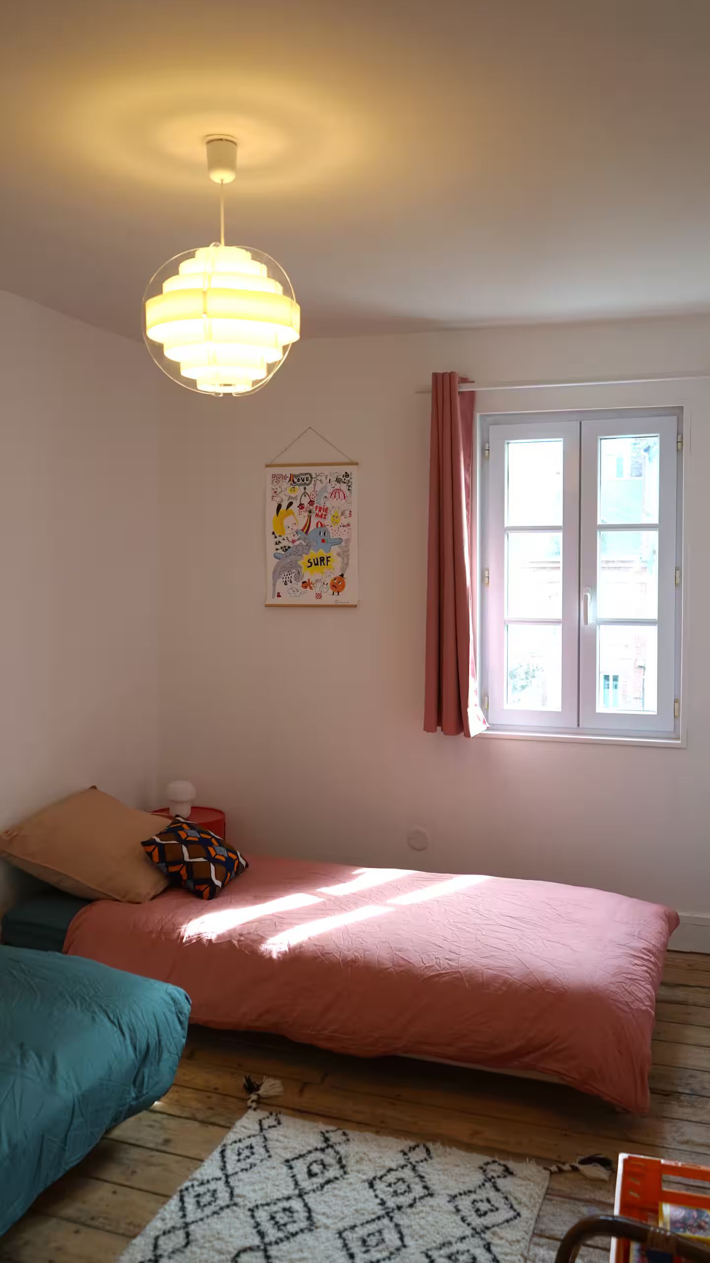Une chambre avec deux lits et une fenêtre.