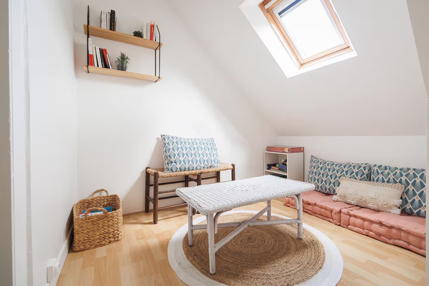 Il y a une table au milieu de la pièce avec une lucarne.