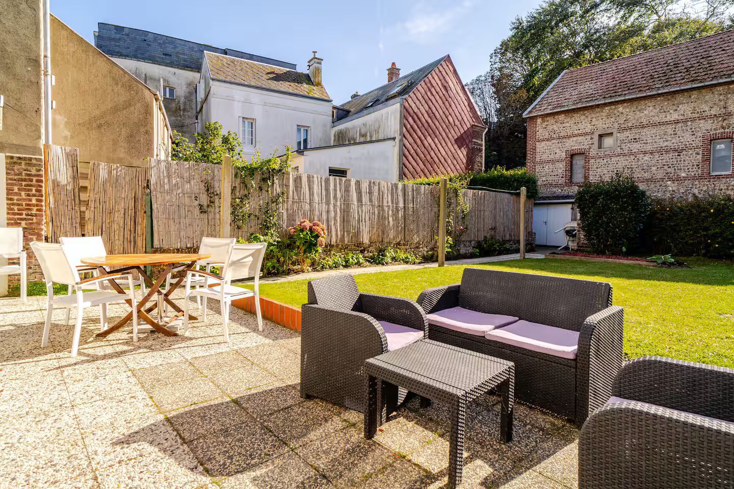 Autre photo du jardin avec salon de jardin et terrasse