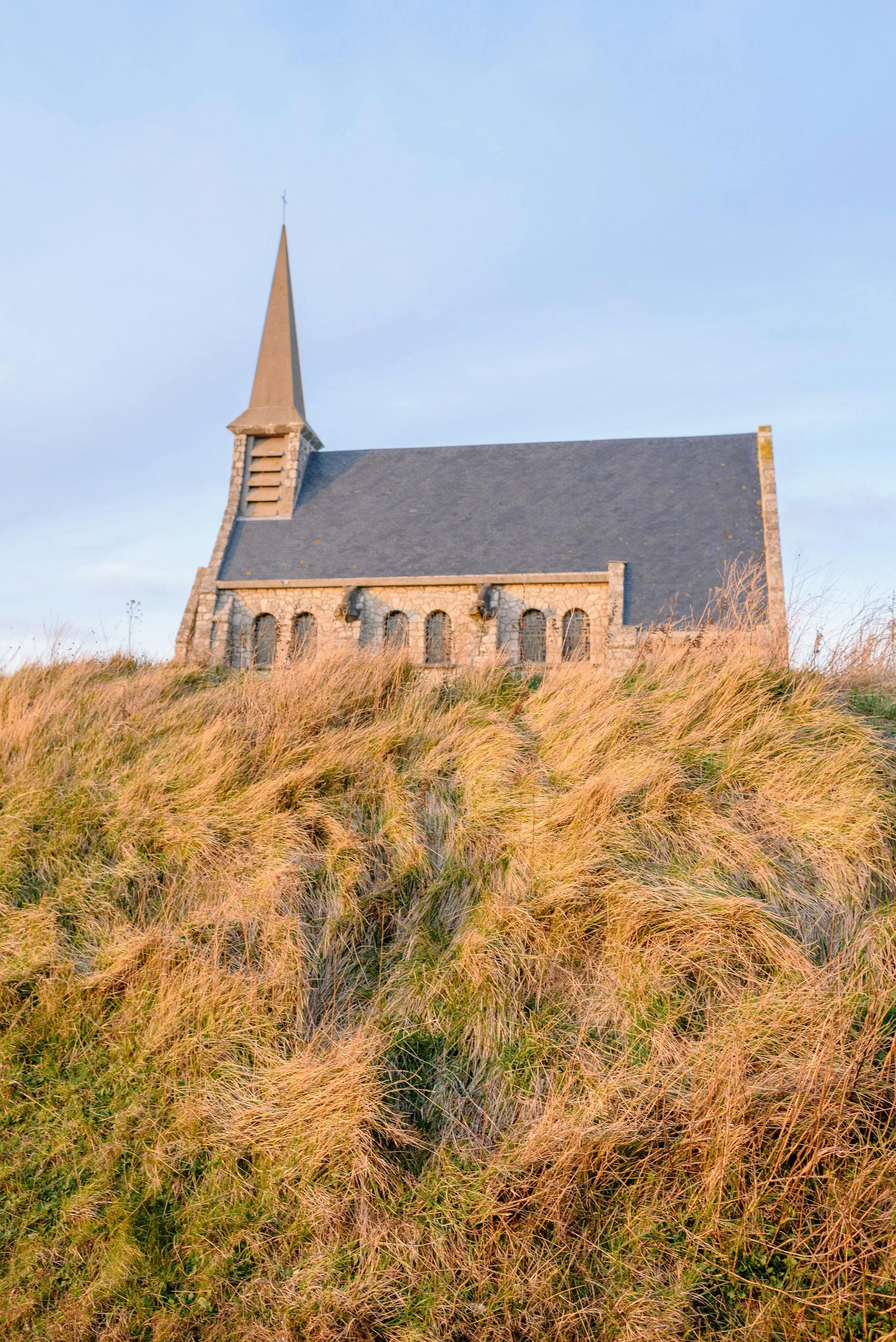 Vue sur l'église d'Etretat visible depuis un gite