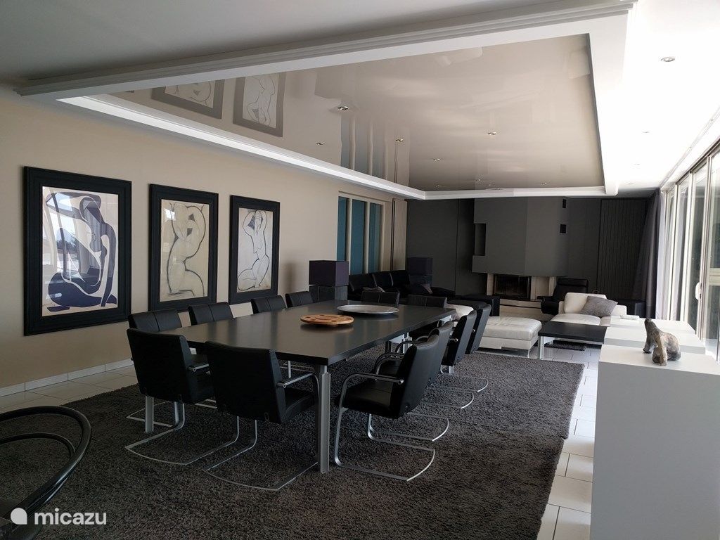 Séjour salon avec grande table