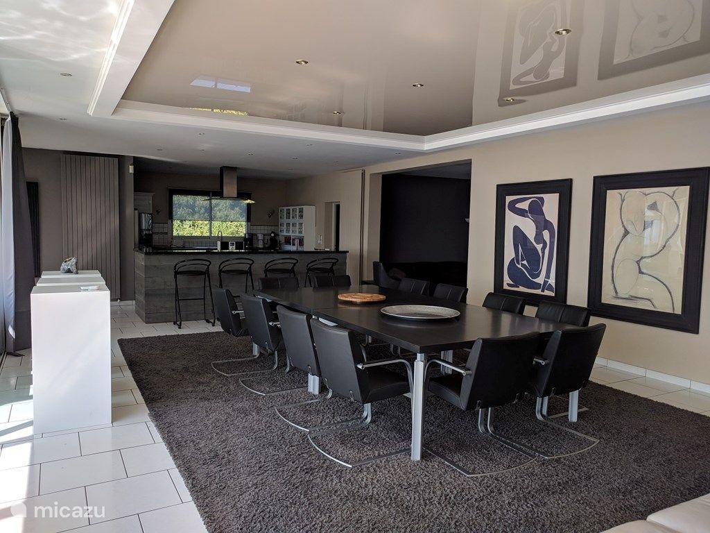 Séjour salon avec grande table