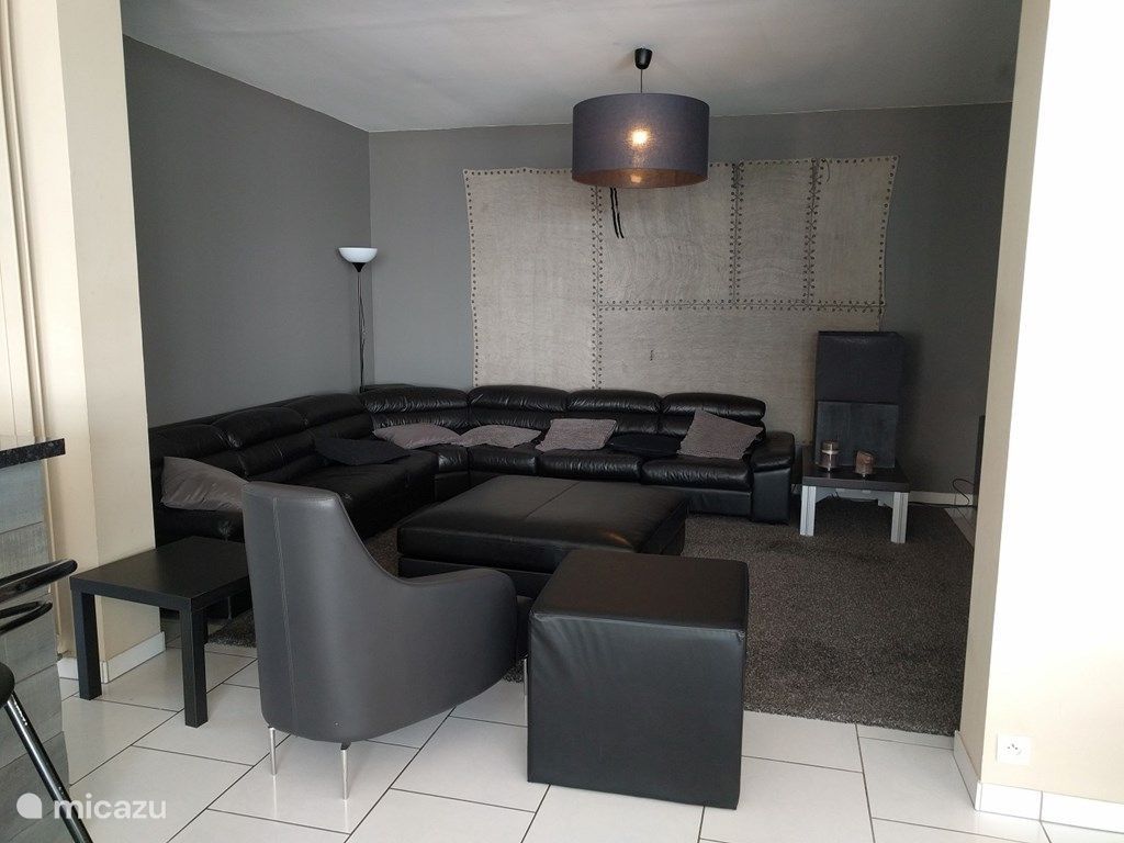 Salon avec grand canapé