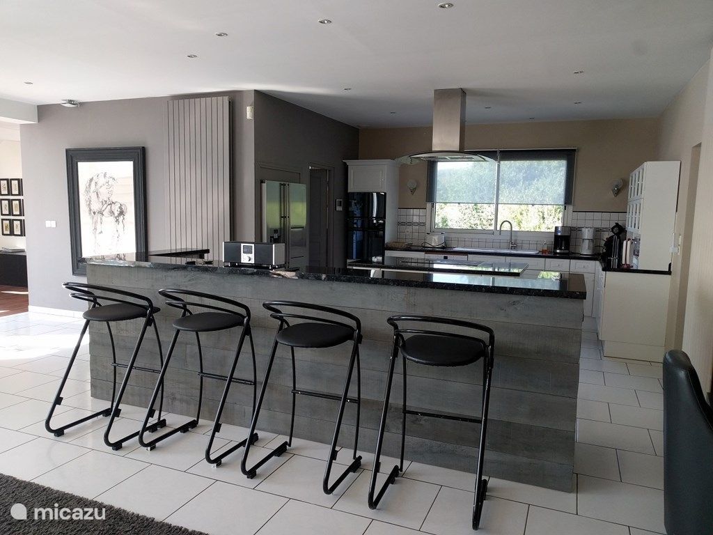 Jolie table devant la cuisine