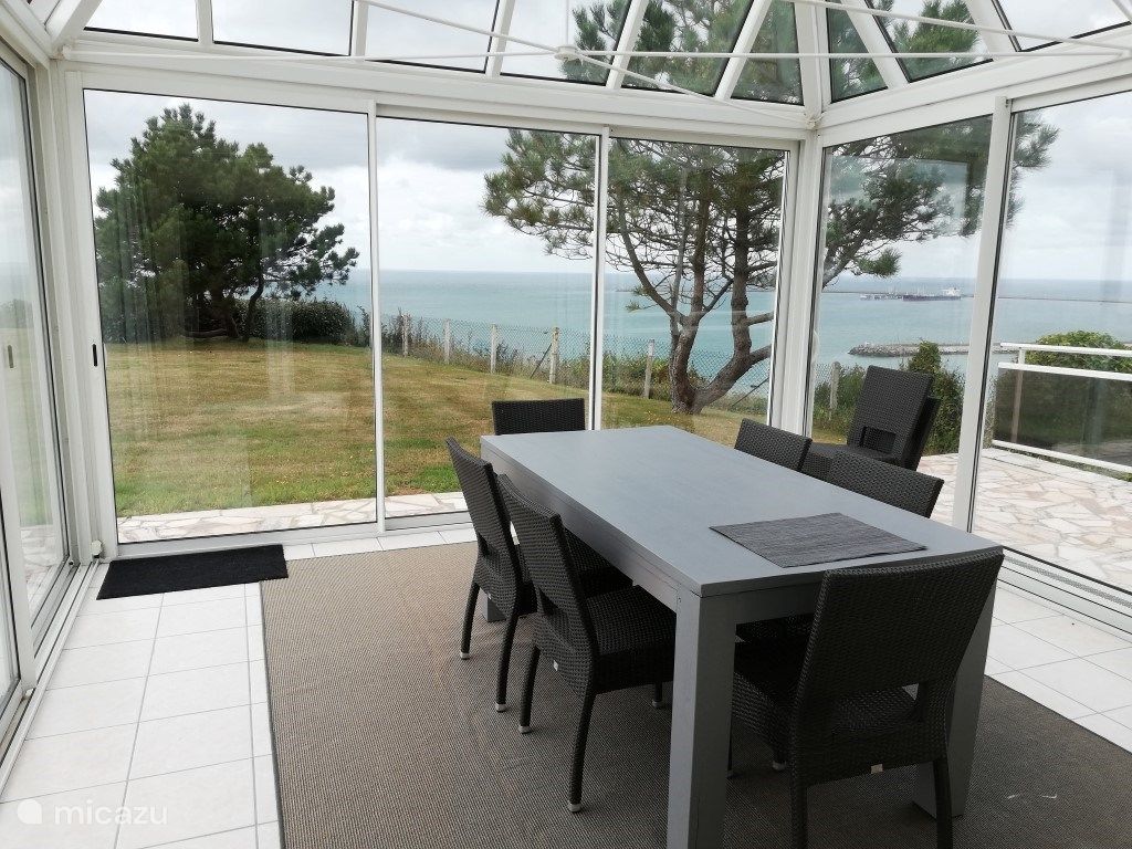 Autre table dans la véranda