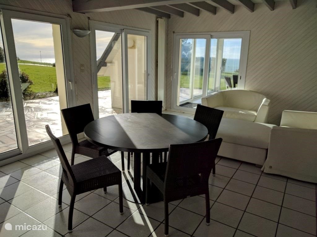 Autre table dans le séjour