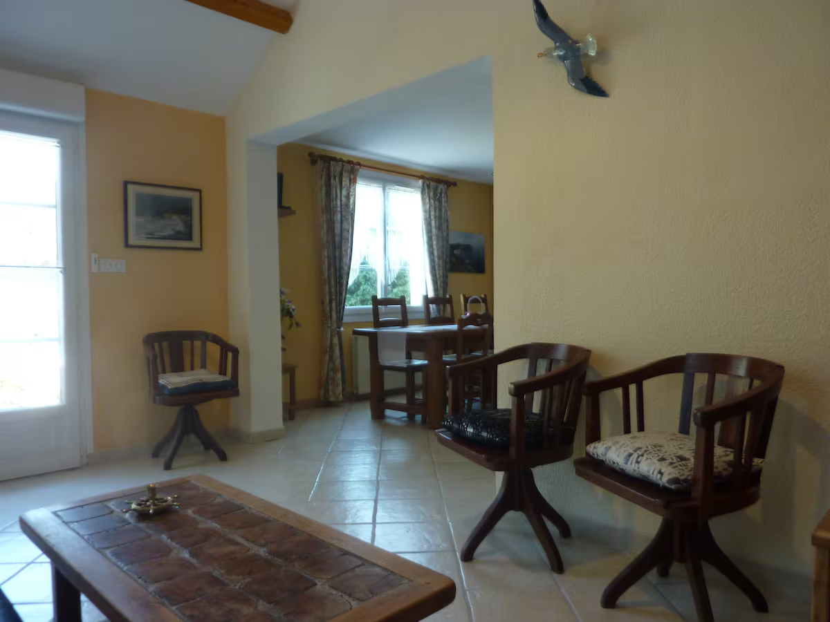 Un salon avec deux chaises et une table