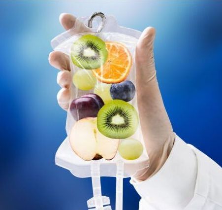 A person is holding a bag of fruit in their hand.
